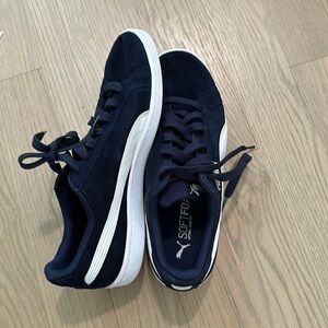 Navy soft foam pumas